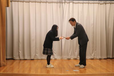 新部長が栗原様に手渡しました。