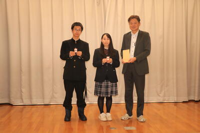 新旧部長で記念撮影。